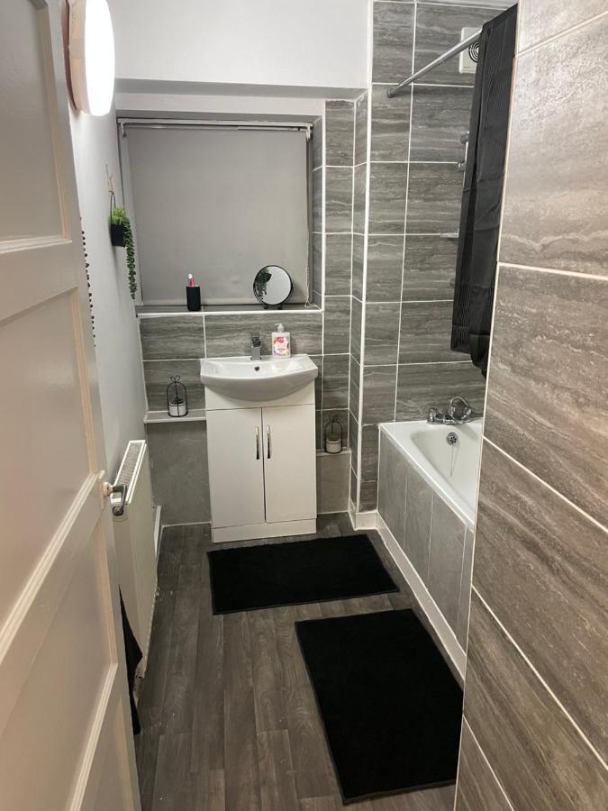 Lovely 2Bedroom 4Mins From Wimbledon Station London Bagian luar foto