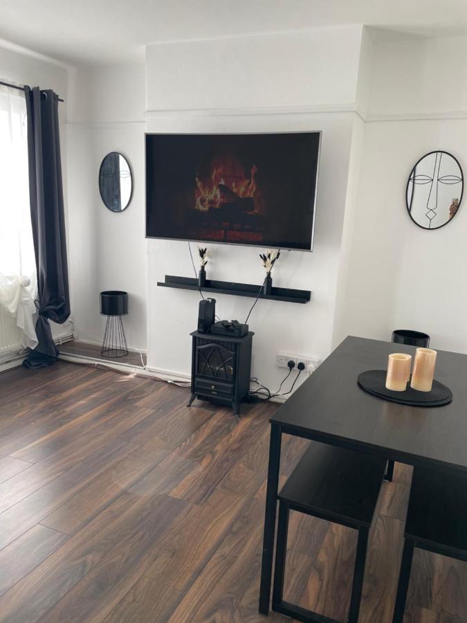 Lovely 2Bedroom 4Mins From Wimbledon Station London Bagian luar foto